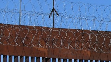 Huyen de los delincuentes: migrantes instalaron campamento entre las barricadas y el muro en la frontera de EE.UU. con México