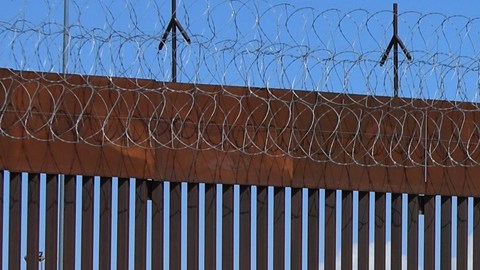Huyen de los delincuentes: migrantes instalaron campamento entre las barricadas y el muro en la frontera de EE.UU. con México