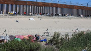 Huyen de los delincuentes: migrantes instalaron campamento entre las barricadas y el muro en la frontera de EE.UU. con México