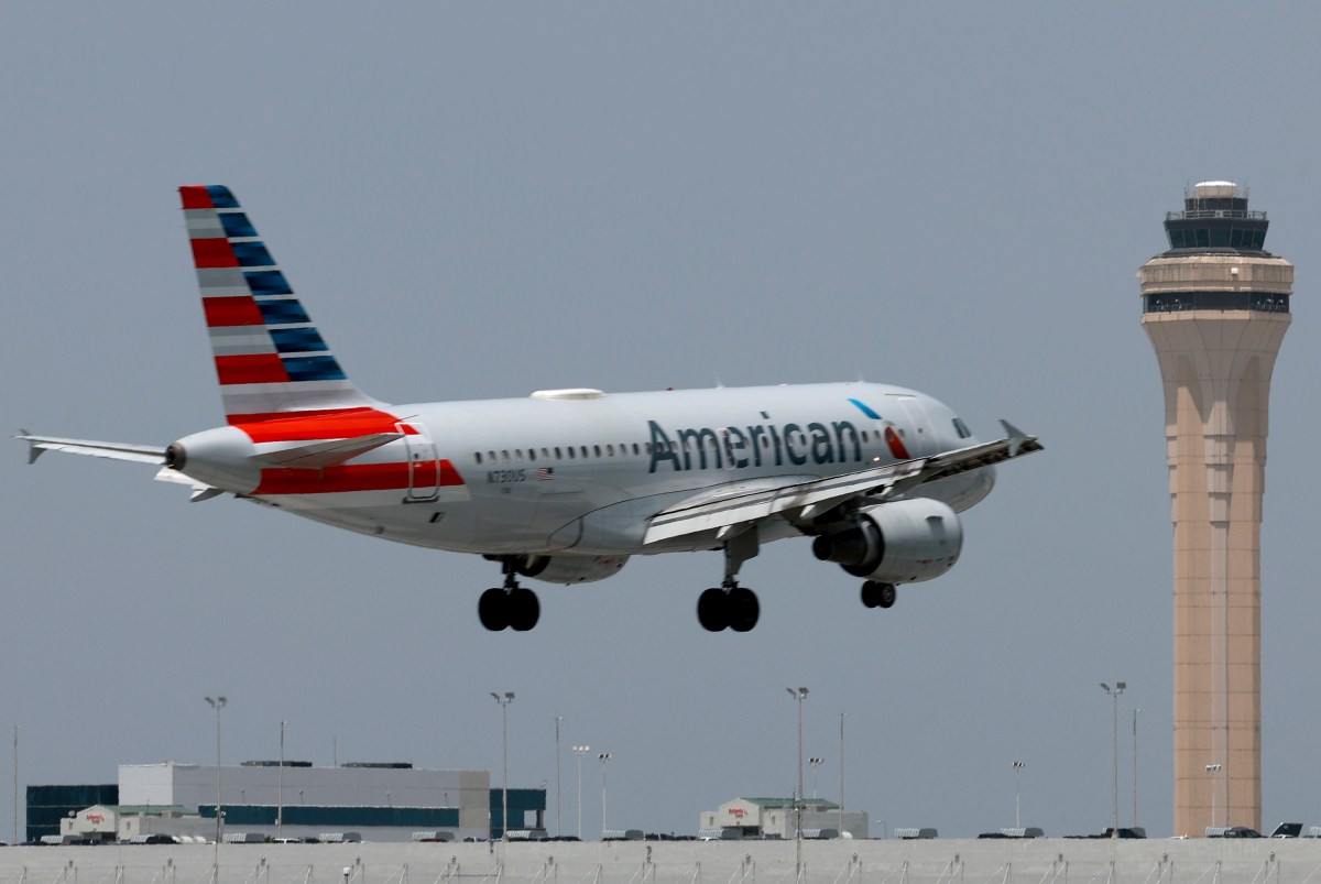 Adolescente asegura haber encontrado cámara oculta dentro de un baño de un  avión de American Airlines - El Diario NY