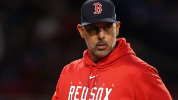 Pese a la desastrosa temporada, Boston Red Sox ratifica al boricua Álex Cora como su mánager para el 2024