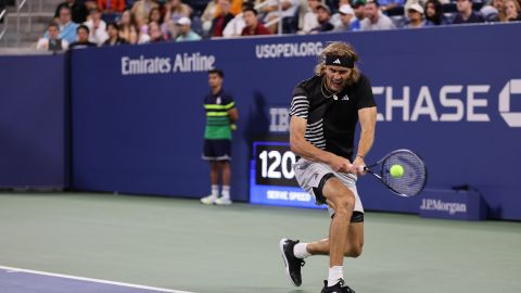 Alexander Zverev durante su enfrentamiento ante el italiano Jannik Sinner.