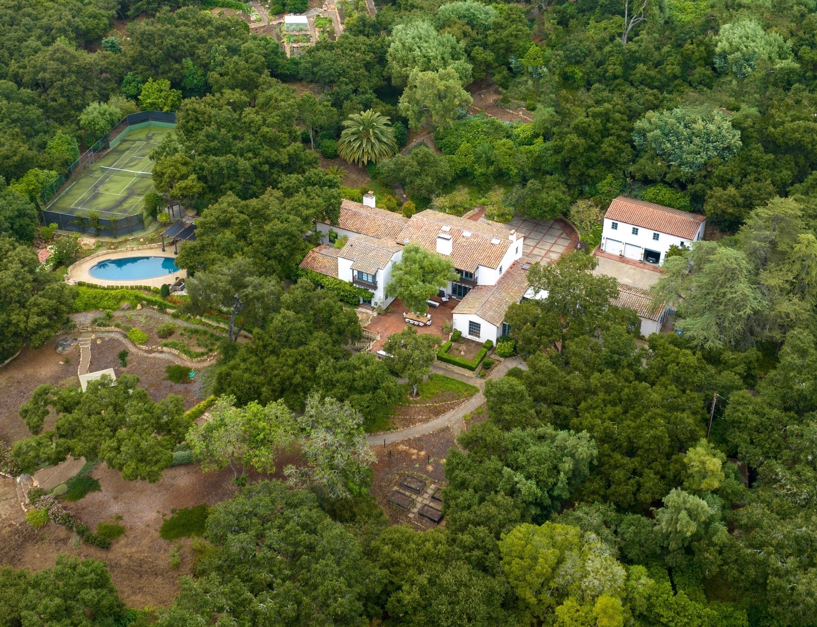 La casa principal tiene una extensión de 10,000 pies cuadrados.