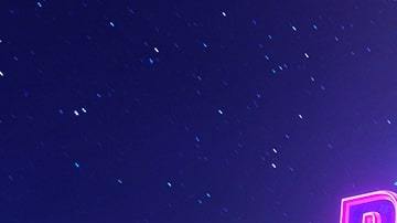 Adrián Uribe regresará a la pantalla estelar de Univision el próximo 1º de Octubre, con el programa "De Noche pero Sin Sueño".