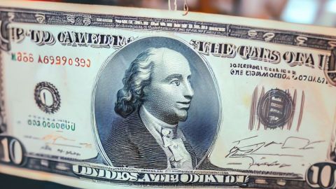 El billete se subastó en $480,000 dólares.