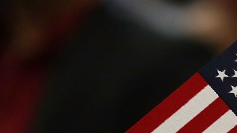 USCIS pide a ciertos inmigrantes solicitar un permiso de trabajo.