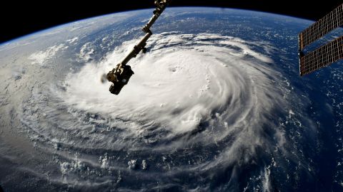 Nigel es un huracán con un gran ojo que continuará en el Atlántico Central Subtropical.