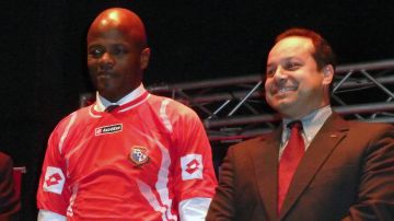 Ariel Alvarado (R) presenta a Julio César Dely Valdés como nuevo DT de Panamá en 2010.