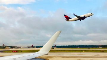 Avión de Delta en aeropuerto de Atlanta