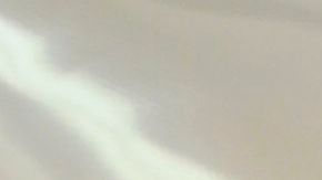 Un químico de la Administración de Control de Drogas (DEA) vierte paquetes de fentanilo confirmado en un mostrador para realizar pruebas en el Laboratorio Regional Noreste de la DEA en Nueva York.