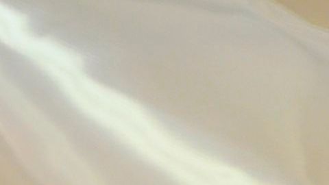 Un químico de la Administración de Control de Drogas (DEA) vierte paquetes de fentanilo confirmado en un mostrador para realizar pruebas en el Laboratorio Regional Noreste de la DEA en Nueva York.