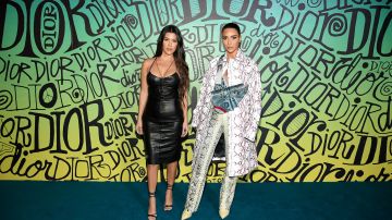 En la imagen Kourtney y Kim Kardashian para un evento de la marca Dior.