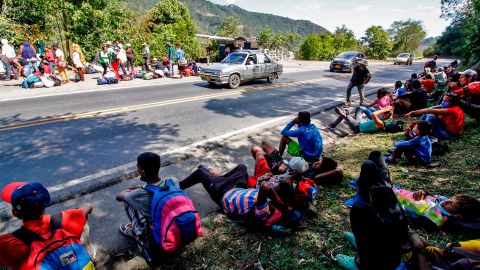 Desmantelan red de "coyotes" y revelan el modus operandi: escondían a migrantes en botes de basura para trasladarlos en Colombia