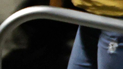 Fanáticos de Mets intentan atrapar una pelota en un encuentro ante Atlanta Brves