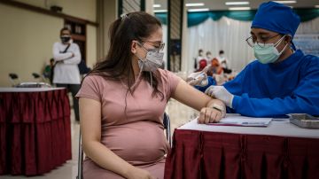 Mujer embarazada recibiendo la vacuna contra el Covid-19.