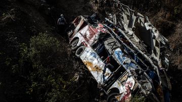 Vista de los restos después de que un autobús cayera por un acantilado en Matucana, al este de Lima, el 31 de agosto de 2021. - Al menos 32 personas murieron, entre ellas dos niños, y otras veinte resultaron heridas al caer un autobús de pasajeros que viajaba a Lima un acantilado la madrugada de hoy, informó la Policía Peruana. (Foto de Ernesto BENAVIDES/AFP) (Foto de ERNESTO BENAVIDES/AFP vía Getty Images)