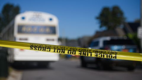 Las autoridades explicaron que un pistolero solitario, que escapó, es responsable de la escalada de violencia.