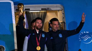 Lionel Messi (L) y Lionel Scaloni (R) luego de aterrizar en el Aeropuerto Internacional de Buenos Aires.
