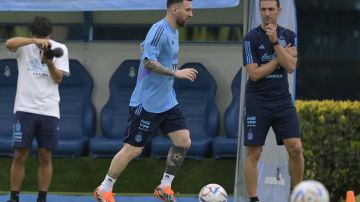 Messi entrena diferenciado bajo la mirada de Lionel Scaloni.