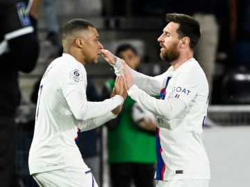 El delantero francés del PSG reconoció que Messi es uno de los mejores de la historia.