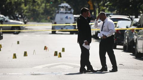 Los funcionarios del NYPD dijo que las dos víctimas fueron llevadas al Hospital del Condado de Kings.