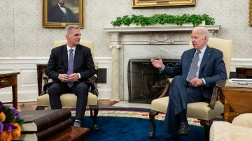 El presidente Joe Biden y el presidente de la Cámara de Representantes, Kevin McCarthy.