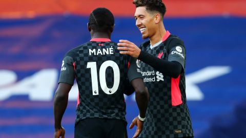 Sadio Mané (L) y Roberto Firmino (R) se hicieron amigos al compartir por varias temporadas en Liverpool.