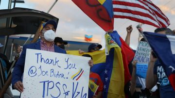 Si un venezolano ya tiene TPS desde la designación de marzo de 2021, puede volver a registrarse desde el 10 de enero de 2024 hasta el 10 de marzo de 2024 para extender su TPS actual.
