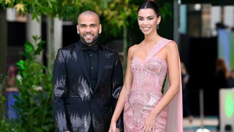 Dani Alves sigue aplicando sus esfuerzos para mantener su amor con Joana Sanz.