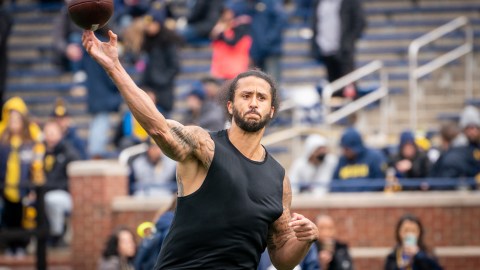 Colin Kaepernick durante un juego de exhibición en Michigan State.
