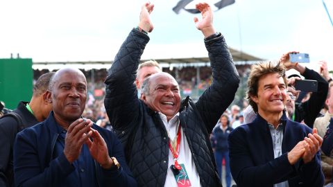 Anthony Hamilton, Antonio Pérez Garibay (centro) y Tom Cruise en la F1.