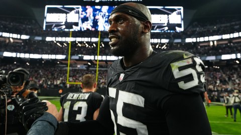 Chandler Jones durante un encuentro ante New England Patriots.