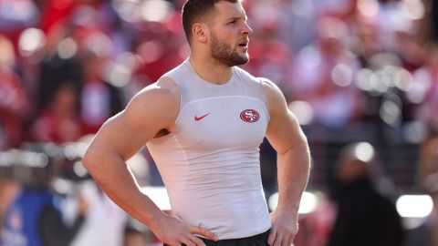 Nick Bosa durante la postemporada 2022 de la NFL.