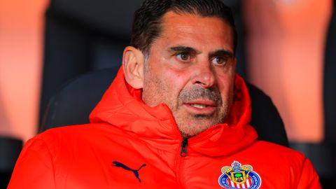 Fernando Hierro durante un encuentro de Chivas frente a Pachuca.