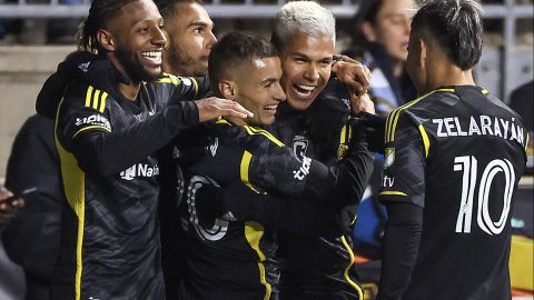 Cucho Hernández celebra con su equipo uno de sus goles.