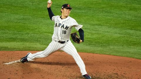 Yoshinobu Yamamoto durante las semifinales del Clásico Mundial de Béisbol con Japón.