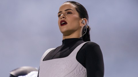 En la imagen aparece la cantante española Rosalía.