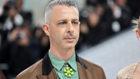 Se presume que Jeremy Strong seguirá viviendo en Nueva York.