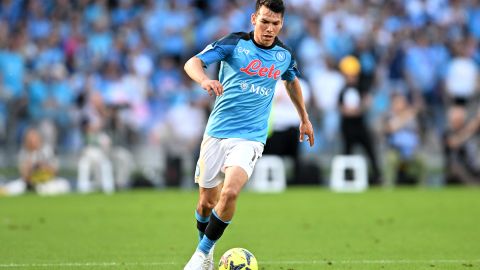 Hirving Lozano en un partido entre el Napoli y Fiorentina en la pasada temporada.