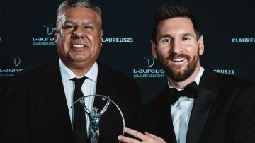 Lionel Messi (R) y Claudio Tapia (L) reciben la condecoración a la Selección Argentina en los premios Laureus.