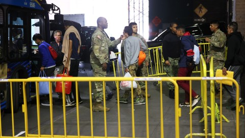 "Es un juego limpio", dijo un excandidato a contralor de Nueva York sobre el "bombardeo" a los migrantes