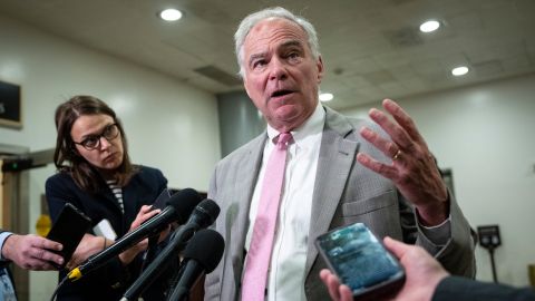 Senador demócrata sugiere que la 14ª Enmienda tiene argumentos para descalificar a Trump de la carrera presidencial