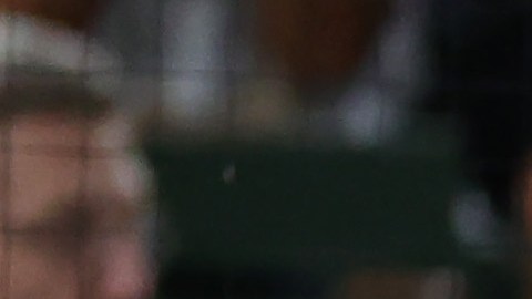 Aaron Judge espera turno con el reloj de pitcheo al fondo, durante un encuentro ante Baltimore Orioles.