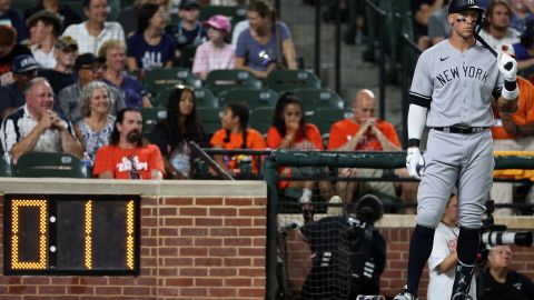 Aaron Judge espera turno con el reloj de pitcheo al fondo, durante un encuentro ante Baltimore Orioles.