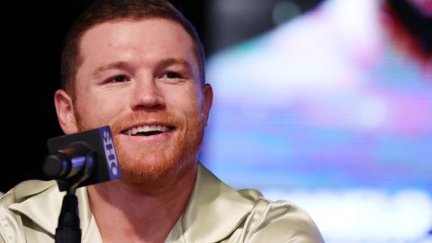 Canelo Álvarez durante la rueda de prensa de presentación para su combate ante Jermell Charlo.