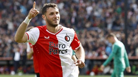 Santiago Giménez celebra un gol frente al Almere City.