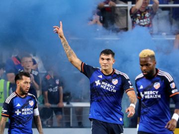 Brandon Vázquez (C) fue la figura del FC Cincinnati al lograr doblete frente a Toronto.