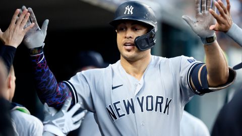 Stanton es felicitado por sus compañeros en el dugout de Yankees.