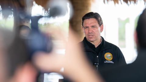 Ron DeSantis se defiende de una persona que lo culpó de masacre en Jacksonville: "No voy a aceptar que me acusen de actos criminales"