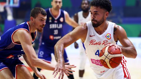 El serbio Borisa Simanic (I) en el partido ante Puerto Rico.